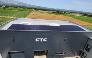 Installation panneaux photovoltaïques toits bureaux CTS Trets énergie renouvelable action écoresponsable enceinte climatique enceinte thermique