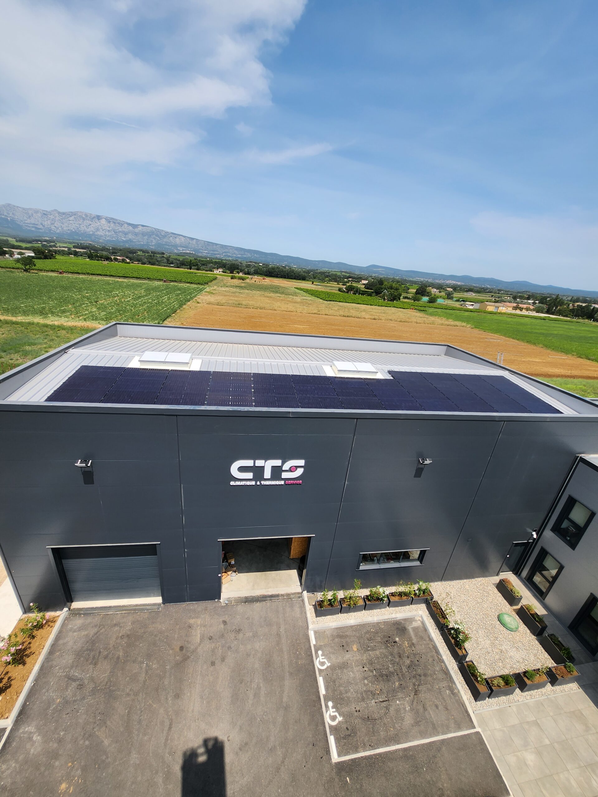 Installation panneaux photovoltaïques toits bureaux CTS Trets énergie renouvelable action écoresponsable enceinte climatique enceinte thermique